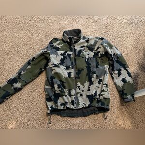 - Kuiu encounter jacket color verde. Used only a handful of times. Size medium.